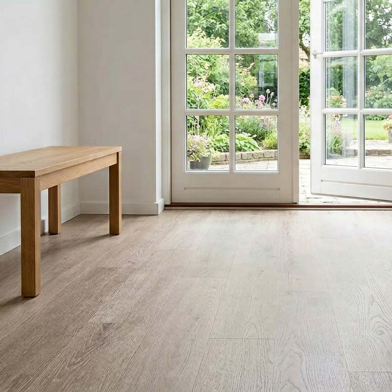 Lyst SPC gulv med egetræslook i entré med terrassedør
