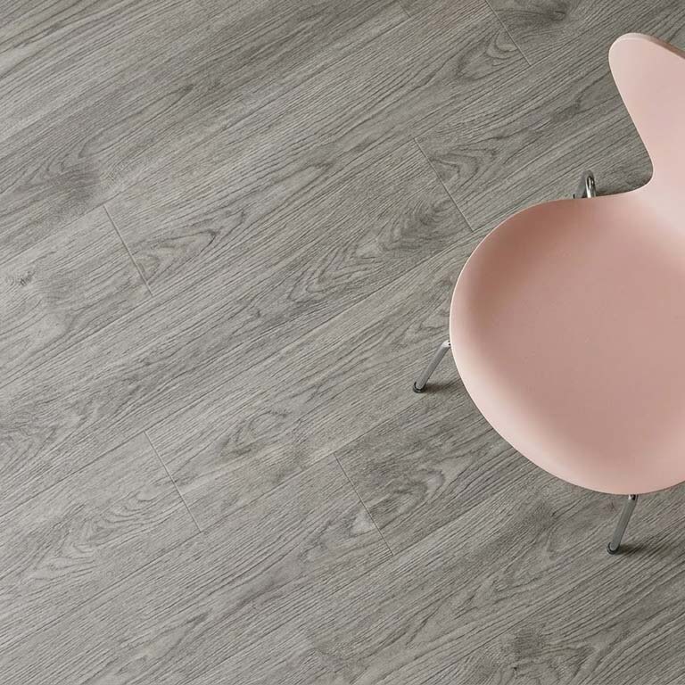 Gråt SPC gulv med naturtro egetræslook og træstruktur.